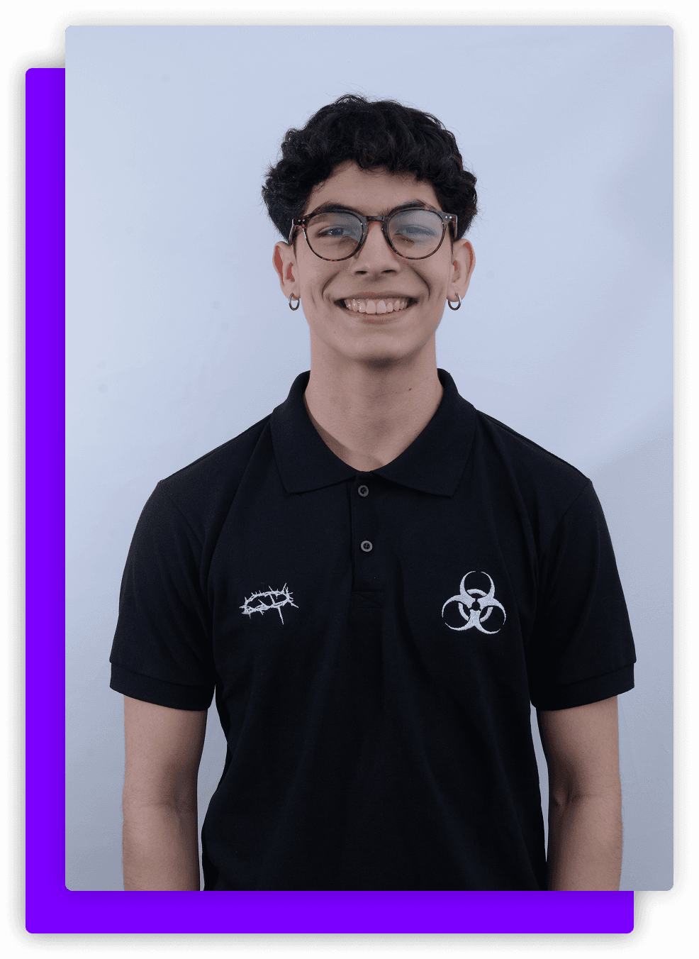 Imagem do desenvolvedor Mikael Sanches sorrindo, cabelos escuros, branco, utilizando uma polo preta e um óculos vermelho amadeirado.